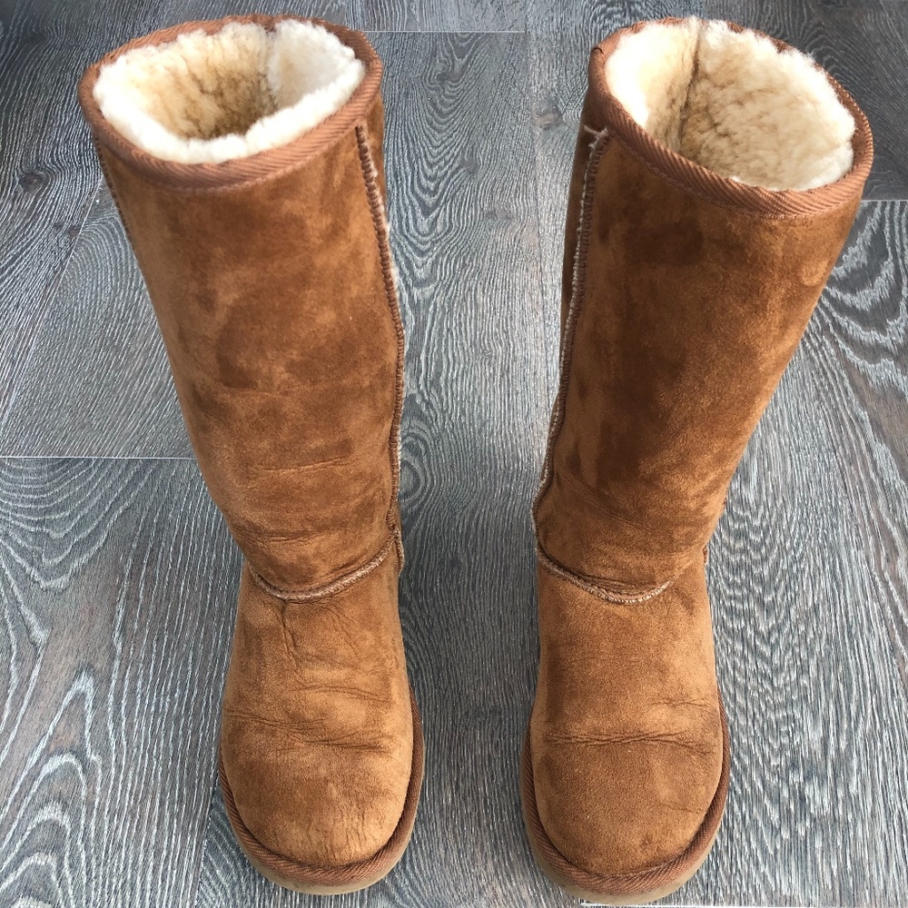 Women's UGG AUSTRALIA Classic Tall Boot - Size 6